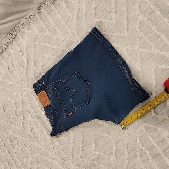 Medium wash Levi's jean shorts size 33! - Picture 10 of 11